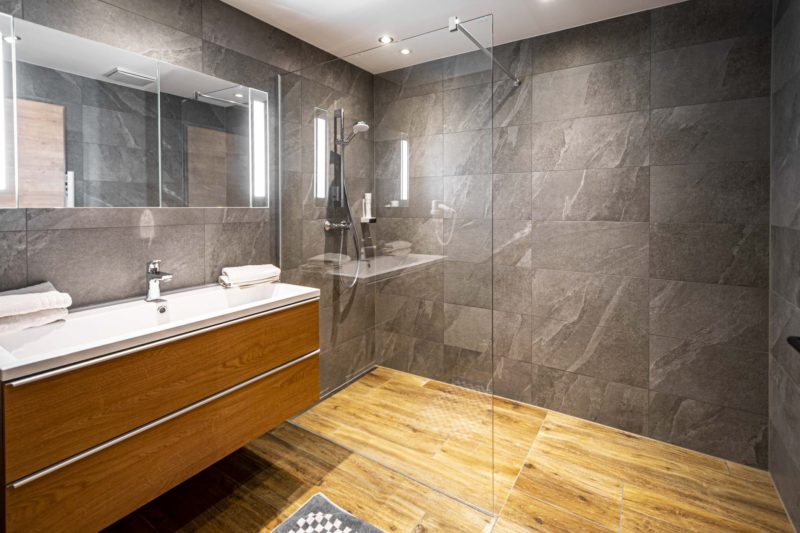 Badezimmer mit eleganten Wand- und Bodenfliesen