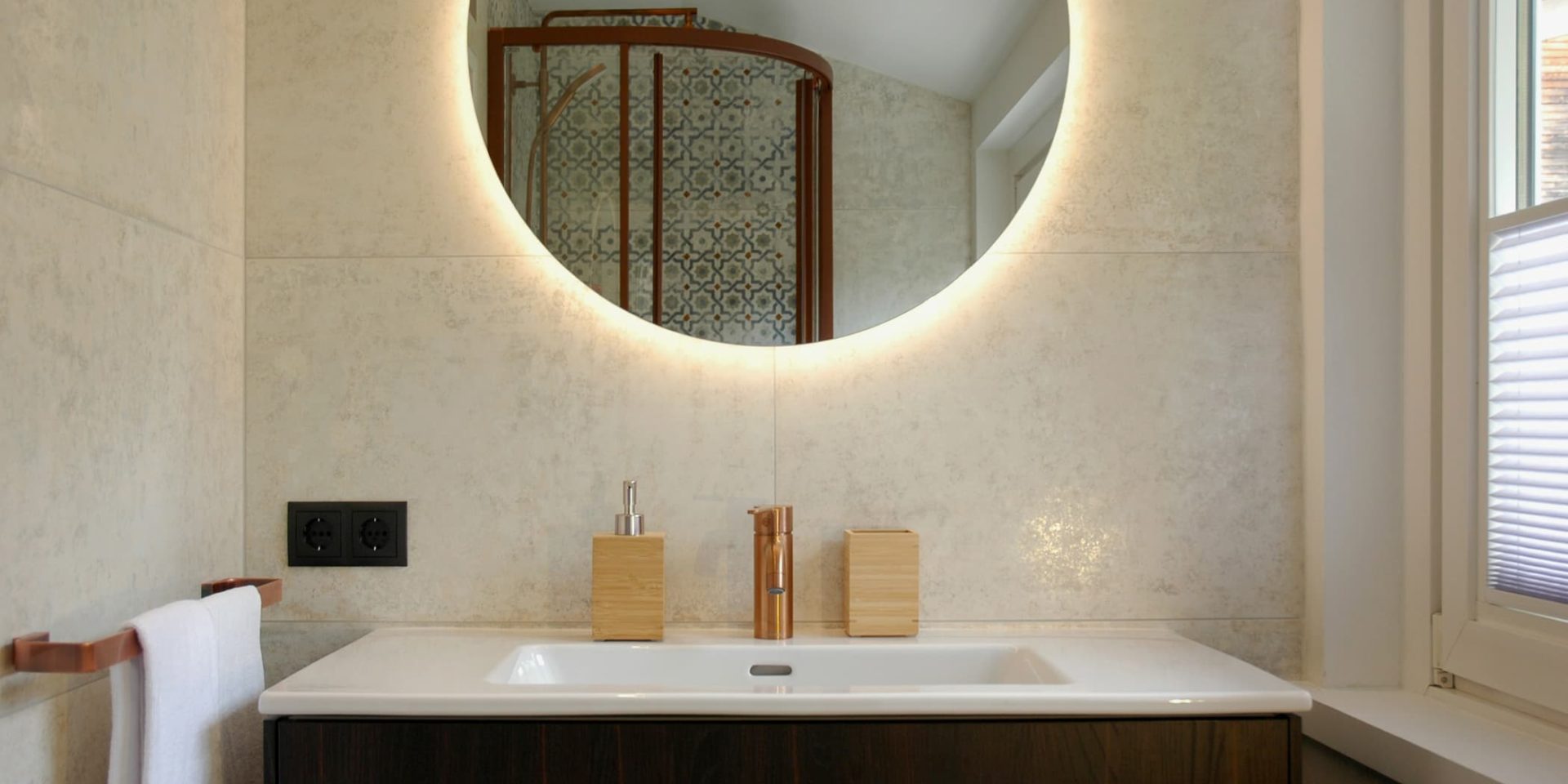 Helle Badezimmerfliesen und kupferfarbene Akzente