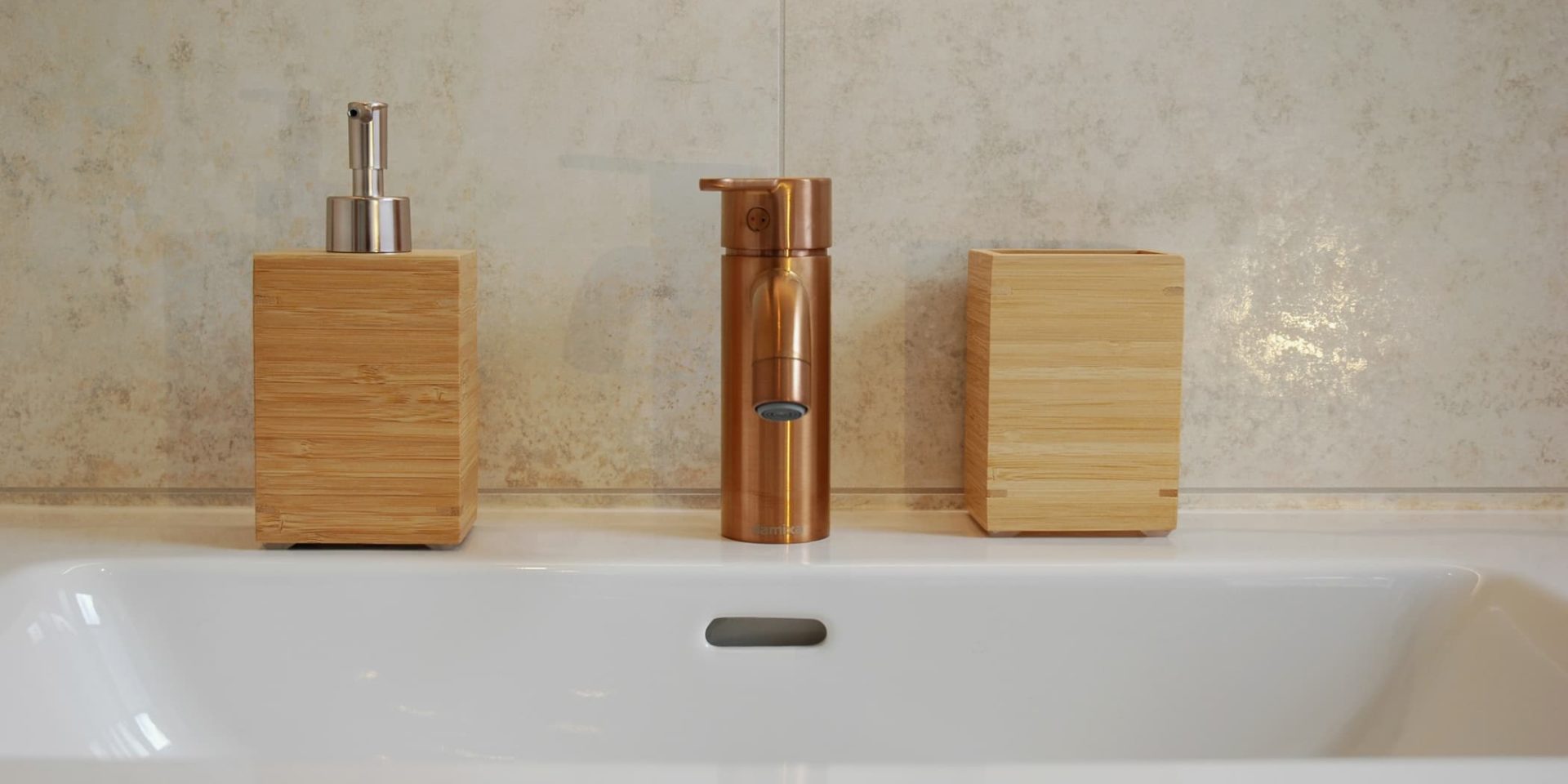 Helle Wandfliesen im Badezimmer