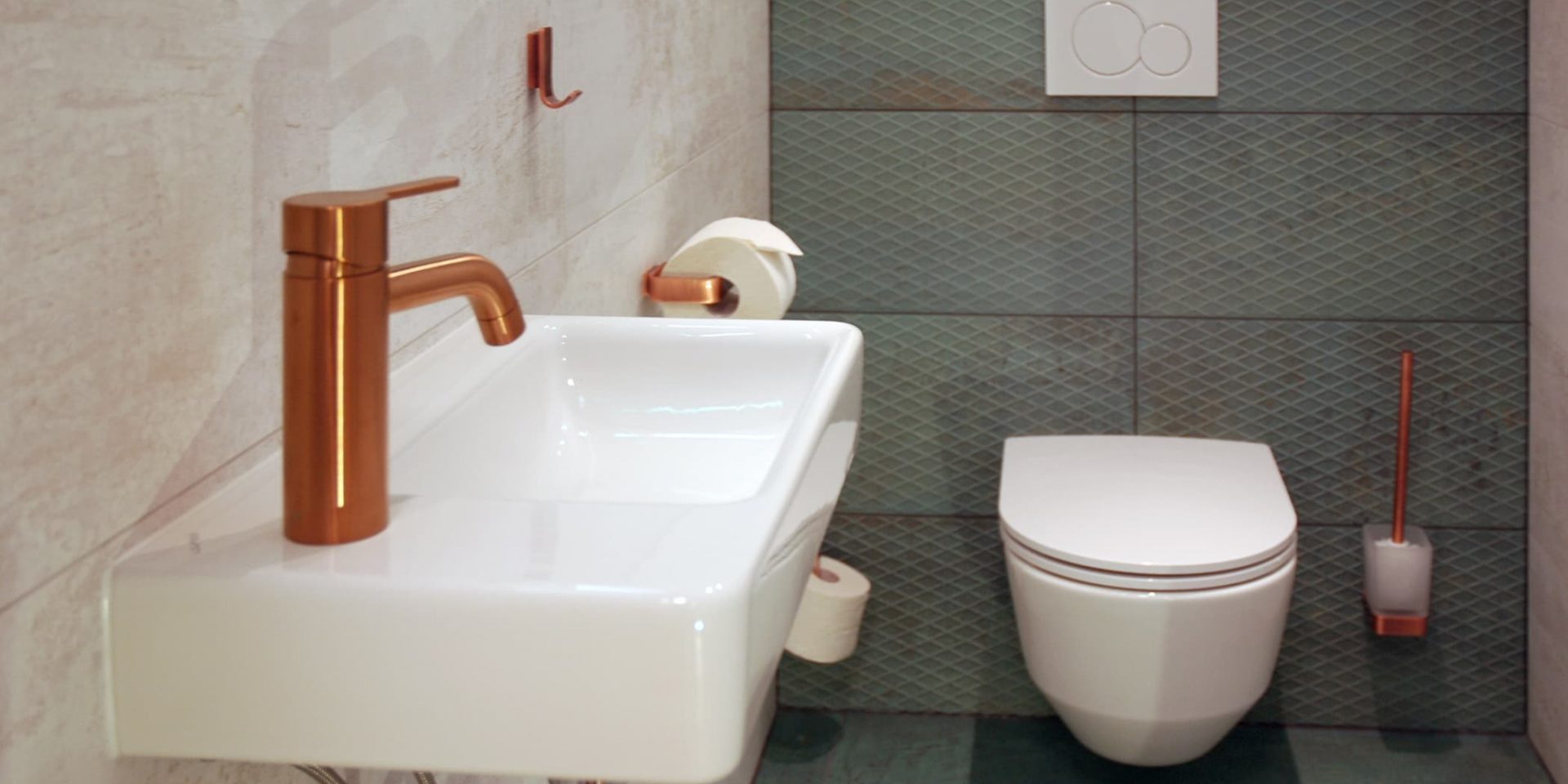 Stylische Fliesenkombination - helle Betonoptik trifft kräftiges Türkis