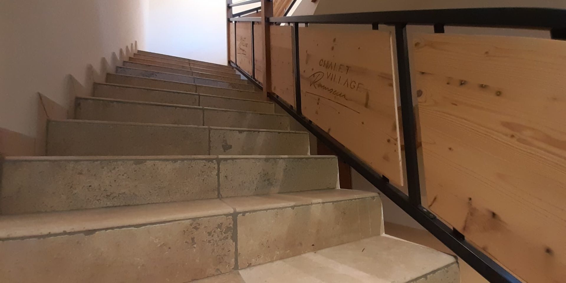 Heimische Natursteinfliesen im Stiegenhaus