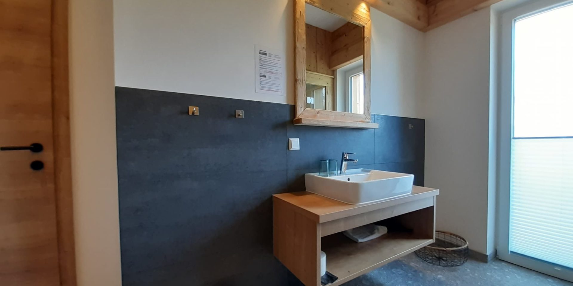 Moderne Wandfliesen treffen auf elegante Bodenfliesen