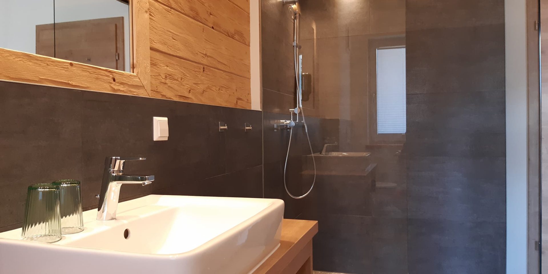 Verlegearbeiten von Boden- und Wandfliesen im Großformat