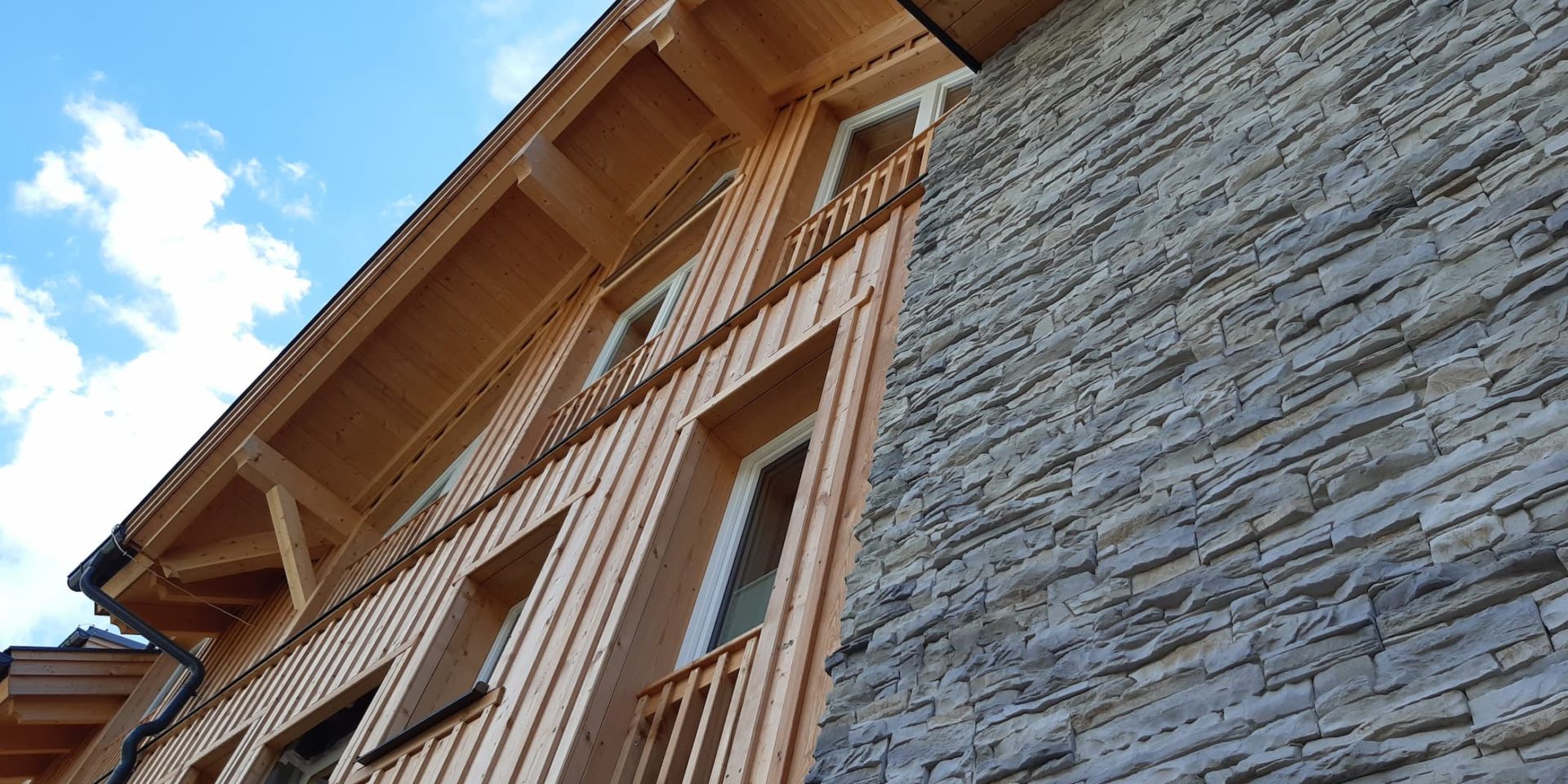 Fassadensteine verleihen den Chalet Villages Ramsau eine hochwertige Optik