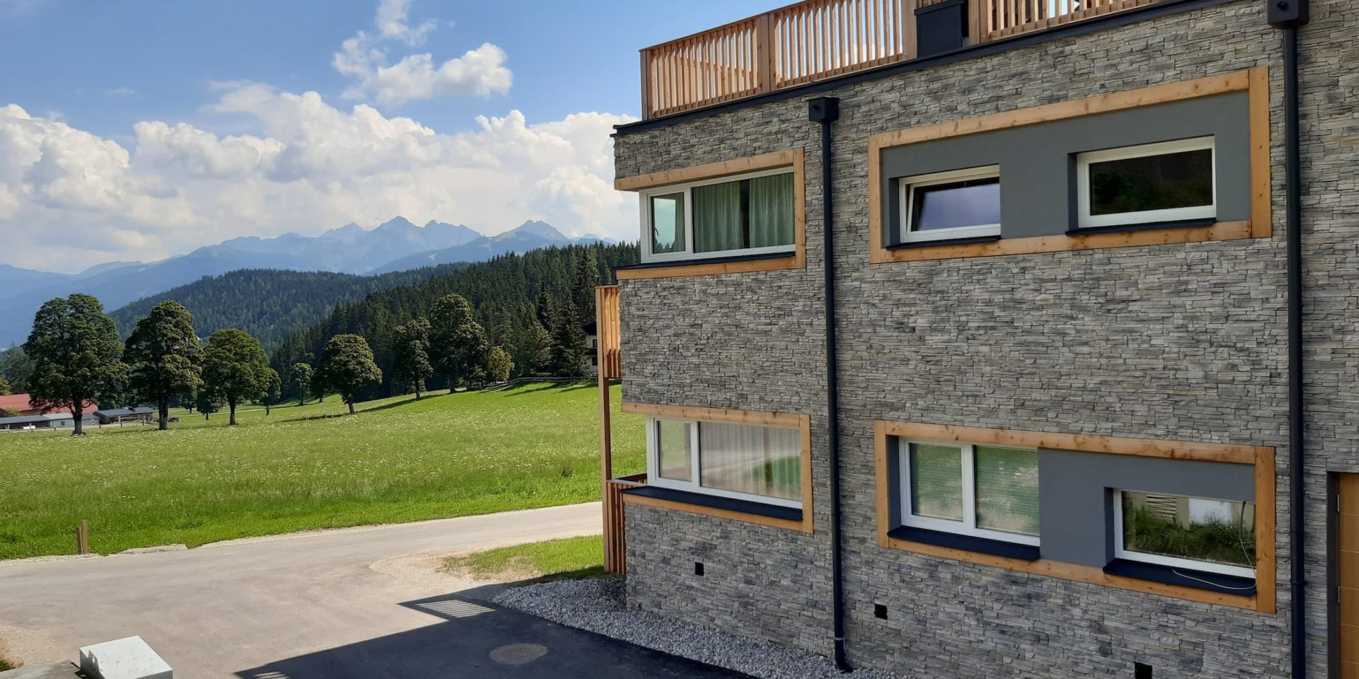 Fassadengestaltung mit Stein und Holz