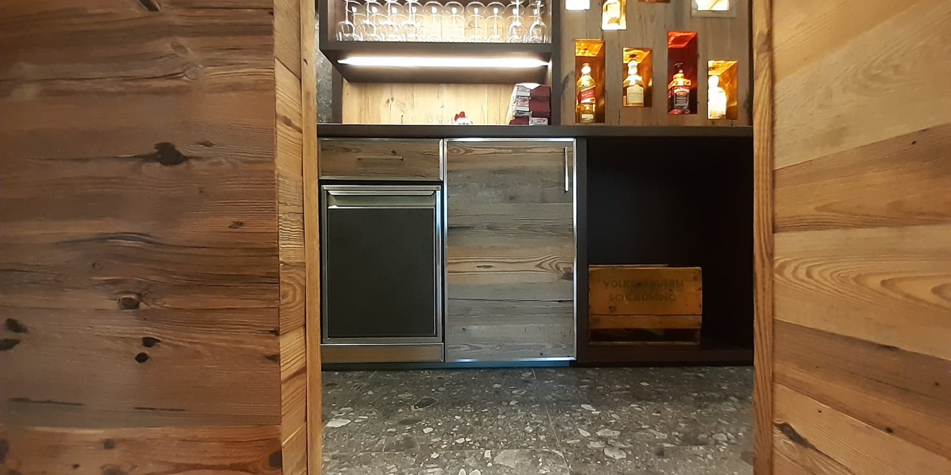 Robuste, dunkle Bodenfliesen im Barbereich