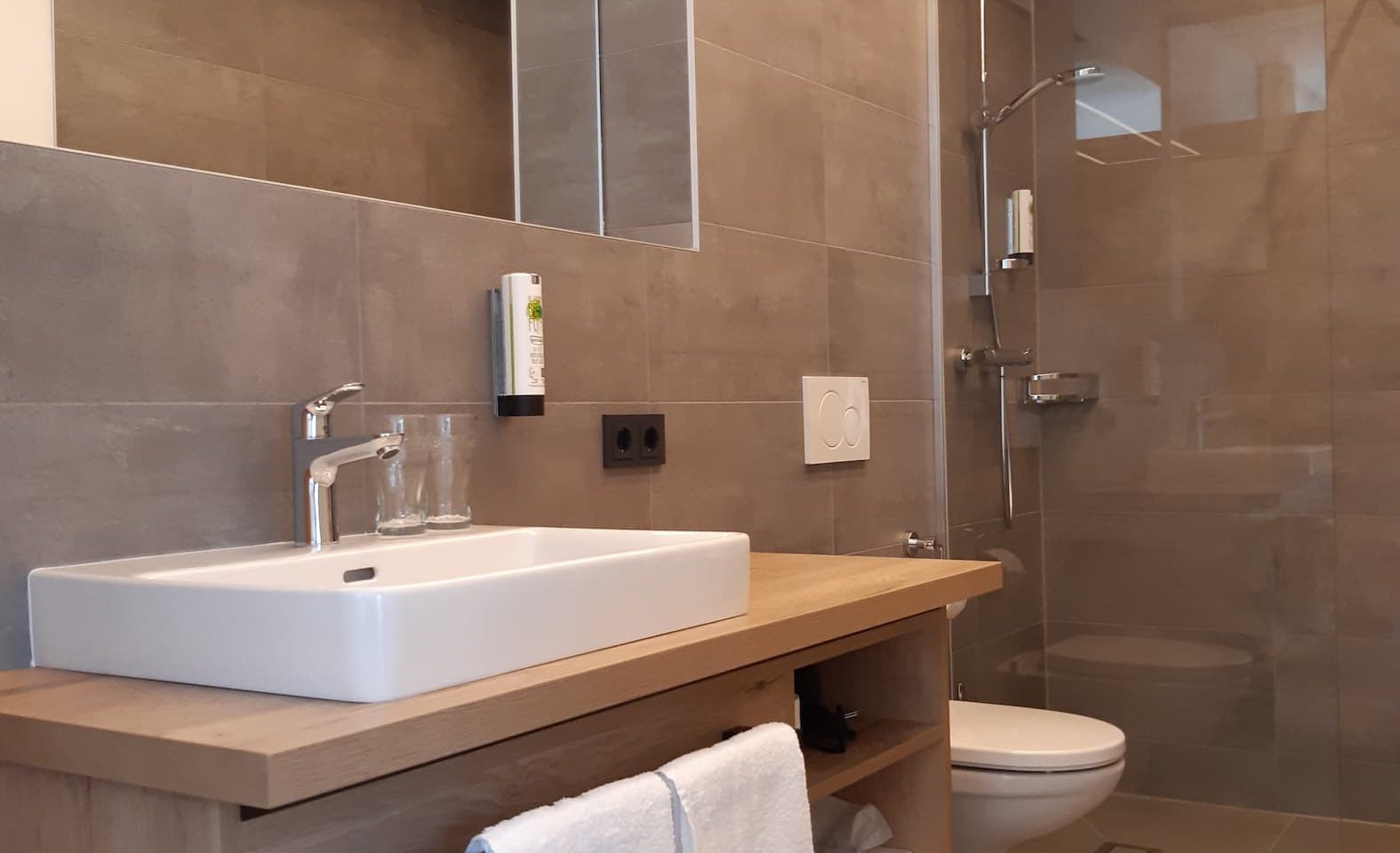 Hellgraue Badezimmerfliesen in den Hotelzimmern