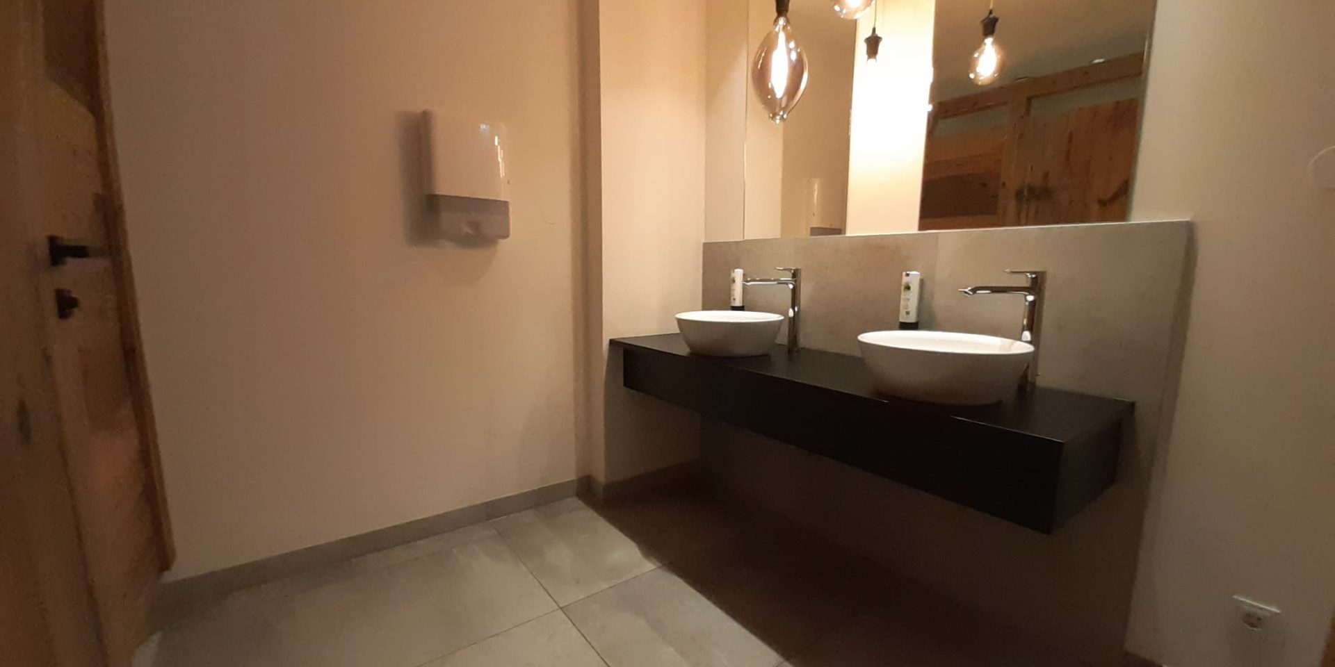 Fliesenlegearbeiten in den Gäste-WC-Anlagen