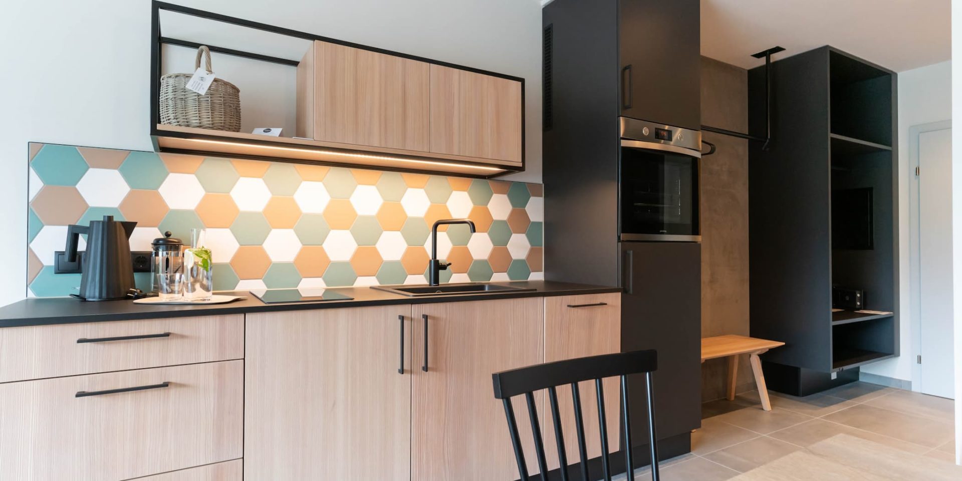 Farbige Wandfliesen treffen auf schlichte Bodenfliesen Farbige Wandfliesen treffen auf schlichte Bodenfliesen