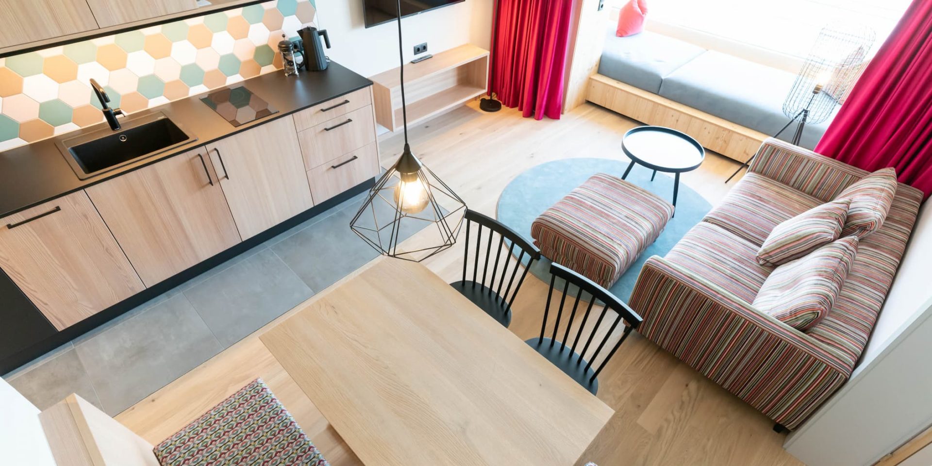 Farbige Küchenfliesen in den hellen Ferienapartments Farbige Küchenfliesen in den hellen Ferienapartments