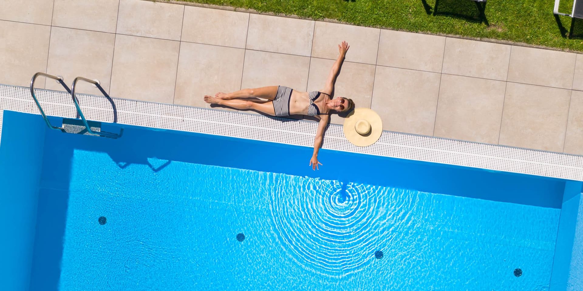 80 x  80 cm große Feinsteinzeugplatten am Schwimmbad 80 x 80 cm große Feinsteinzeugplatten am Schwimmbad
