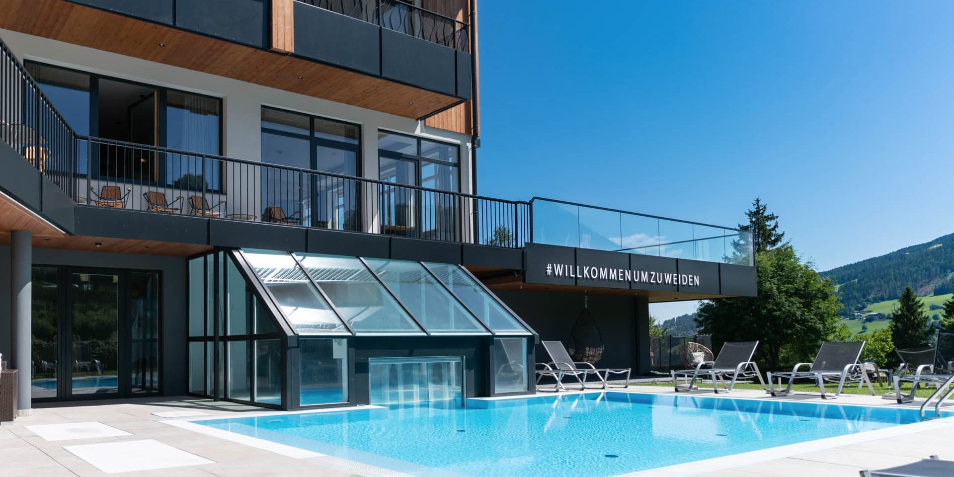 Rutschfeste, frostbeständige Feinsteinzeug Platten am Hotelpool Rutschfeste, frostbeständige Feinsteinzeug Platten am Hotelpool