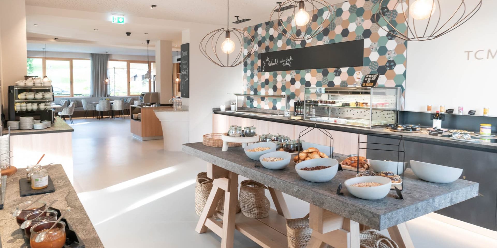 Heller Buffetbereich mit Farbakzenten durch moderne Verfliesung Heller Buffetbereich mit Farbakzenten durch moderne Verfliesung