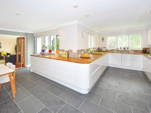 Fußbodenfliesen in der Küche im Halbverband