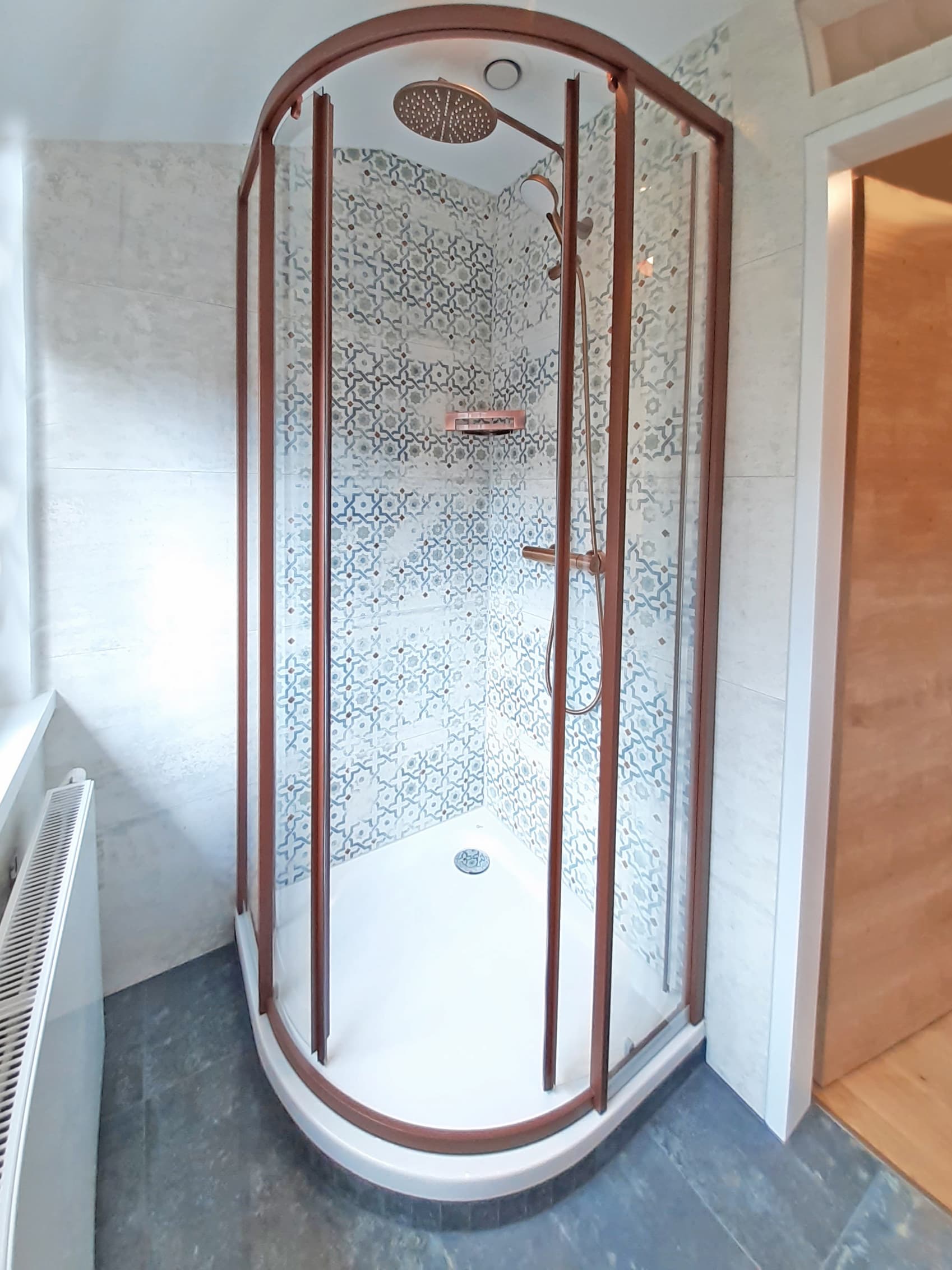 Dusche mit modernen Wandfliesen
