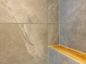 Badezimmerfliesen in schlichtem Grau