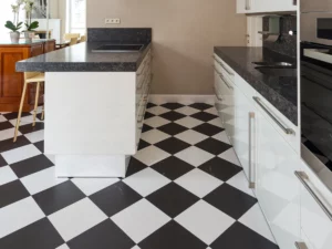 Bodenfliesen in der Küche im Schachbrettmuser