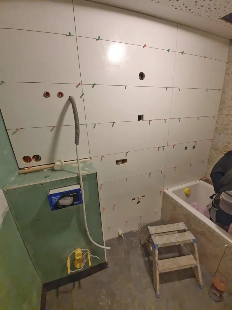 Keile zwischen den Fliesen sorgen für regelmäßige Abstände