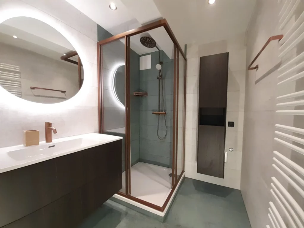 Ein fertig verfliestes Bad mit modernen, türkisfarbenen Wandund Bodenfliesen